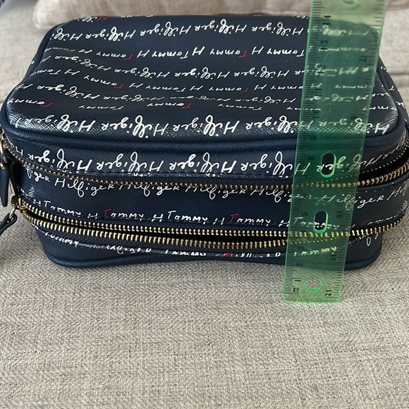 Tommy Hilfiger crossbody purse - Picture 11 of 12
